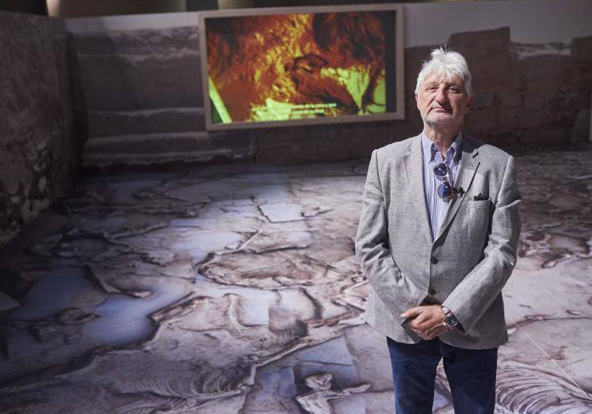 Enrique Baquedano, director del Museo Arqueológico regional y comisario de la exposición sobre Tarteso, en la reproducción de la 'hecatombe' final