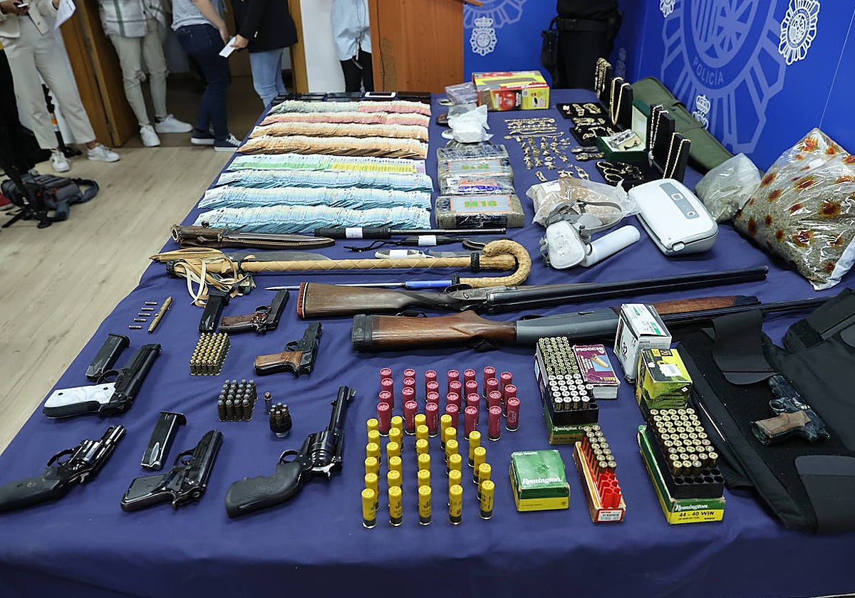 Arsenal incautado al clan de los Saavedra durante la operación