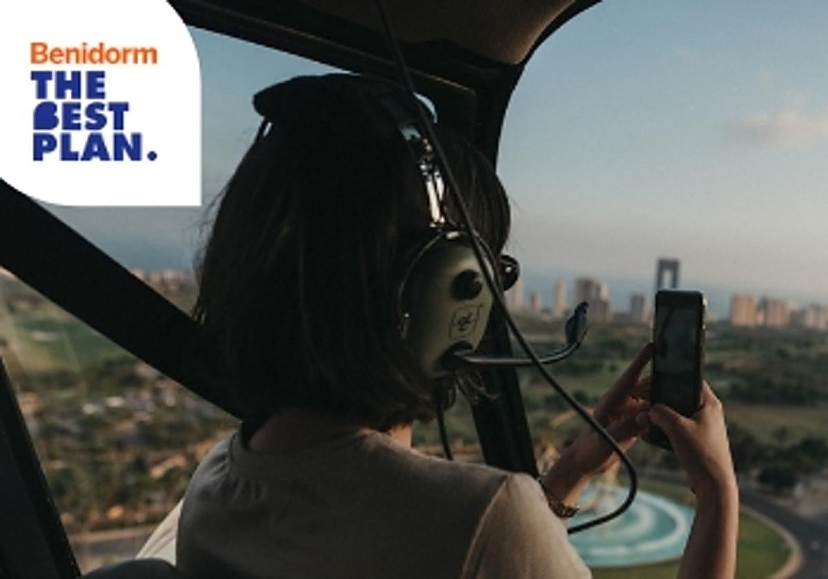 Imagen difundida por Visit Benidorm para animar a disfrutar de los vuelos en helicóptero