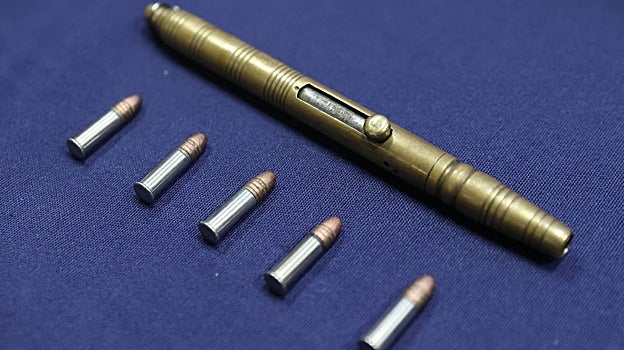 Un sofisticado bolígrafo pistola que ha sido incautado durante la intervención policial