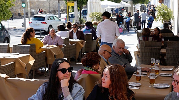 Clientes de un bar de La Ribera mientras un camarero los atiende
