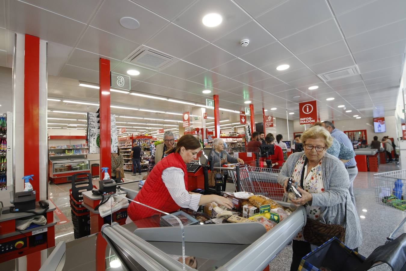Fotos | Así es el nuevo supermercado de Deza en Córdoba
