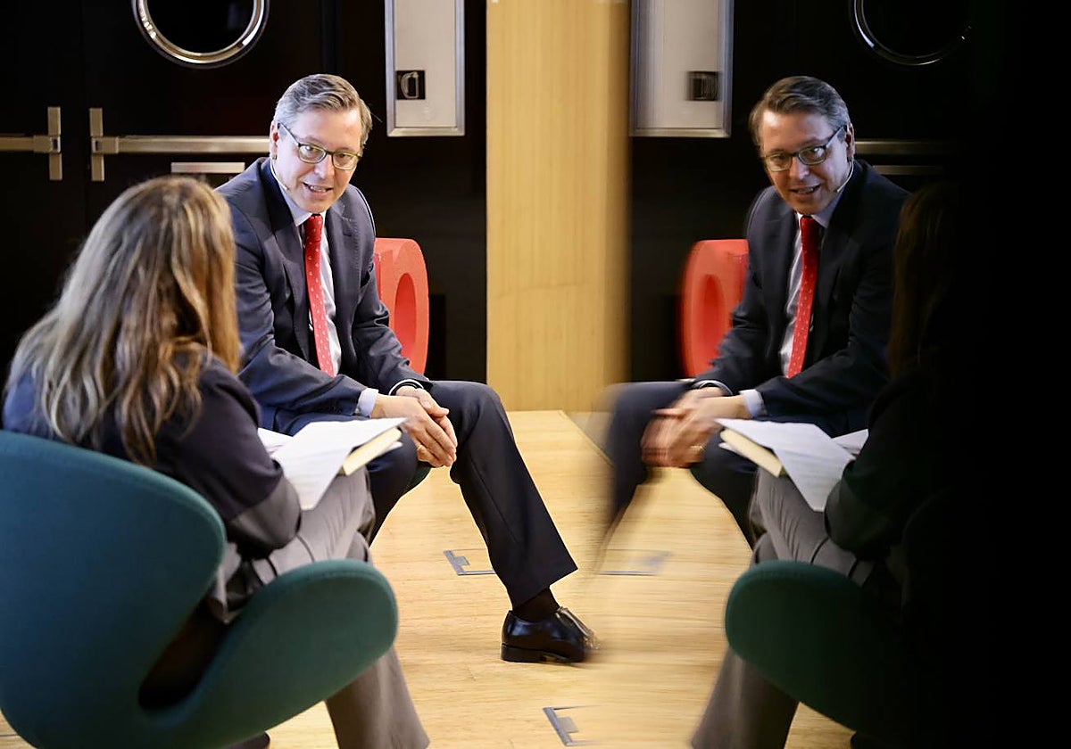 El secretario general del PP-Madrid y director de campaña de Díaz Ayuso, Alfonso Serrano, durante el desayuno informativo de Europa Press