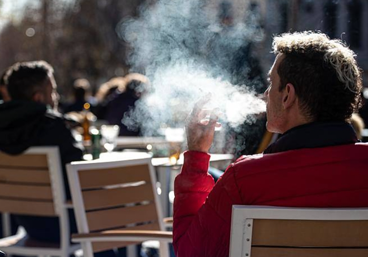 Fumador en una terraza