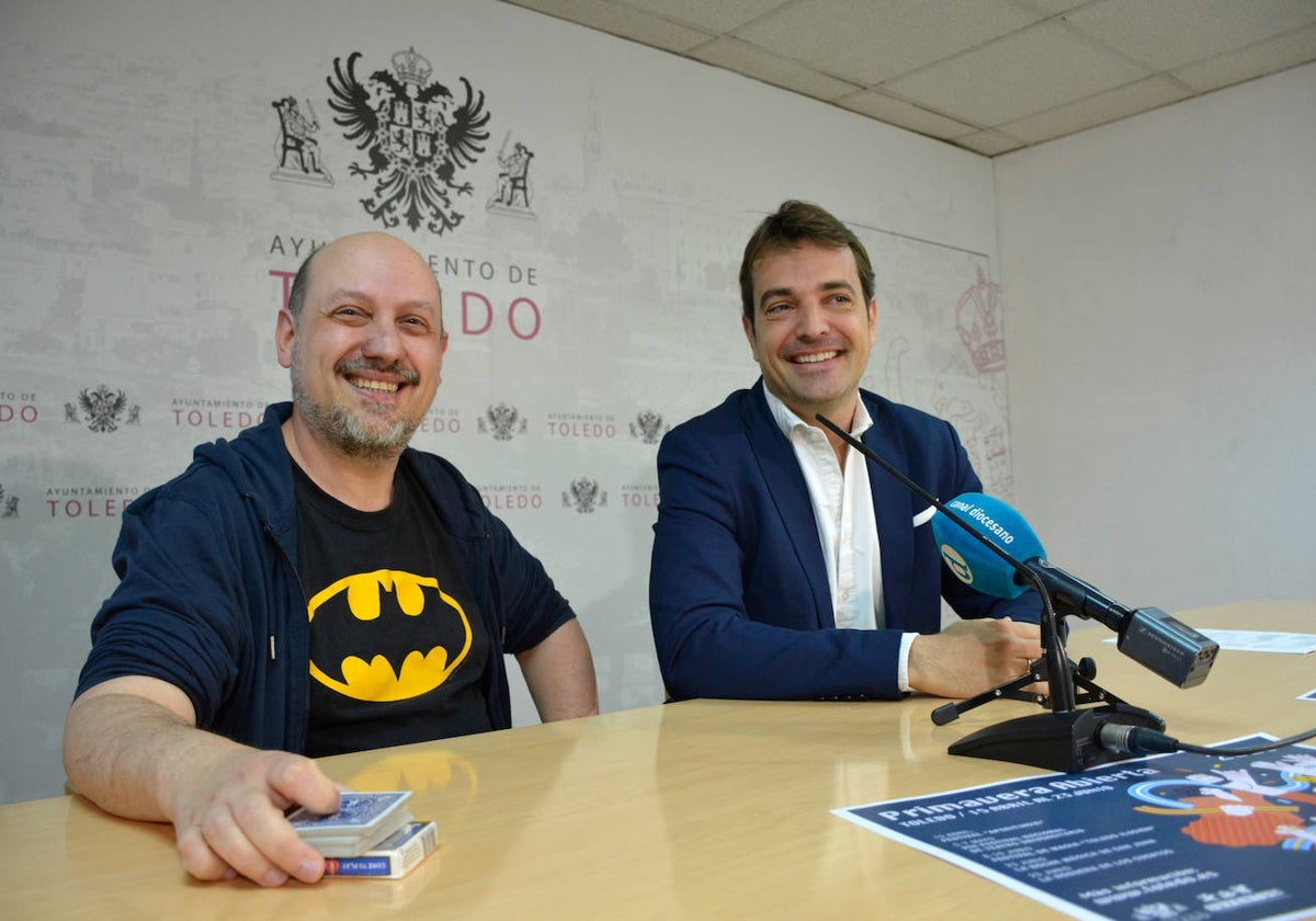 El mago toledano Woody Aragón con Pablo García, en la presentación de la programación