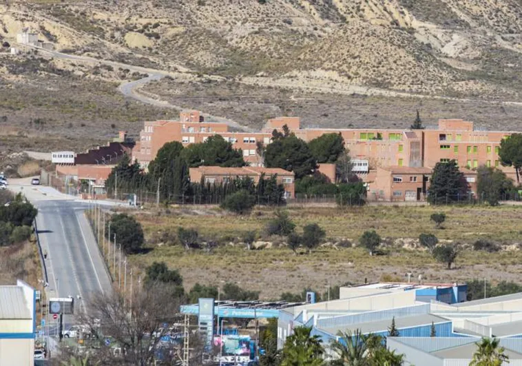Una treintena de presos se atrincheran en la cárcel de Alicante por una pelea con un funcionario herido