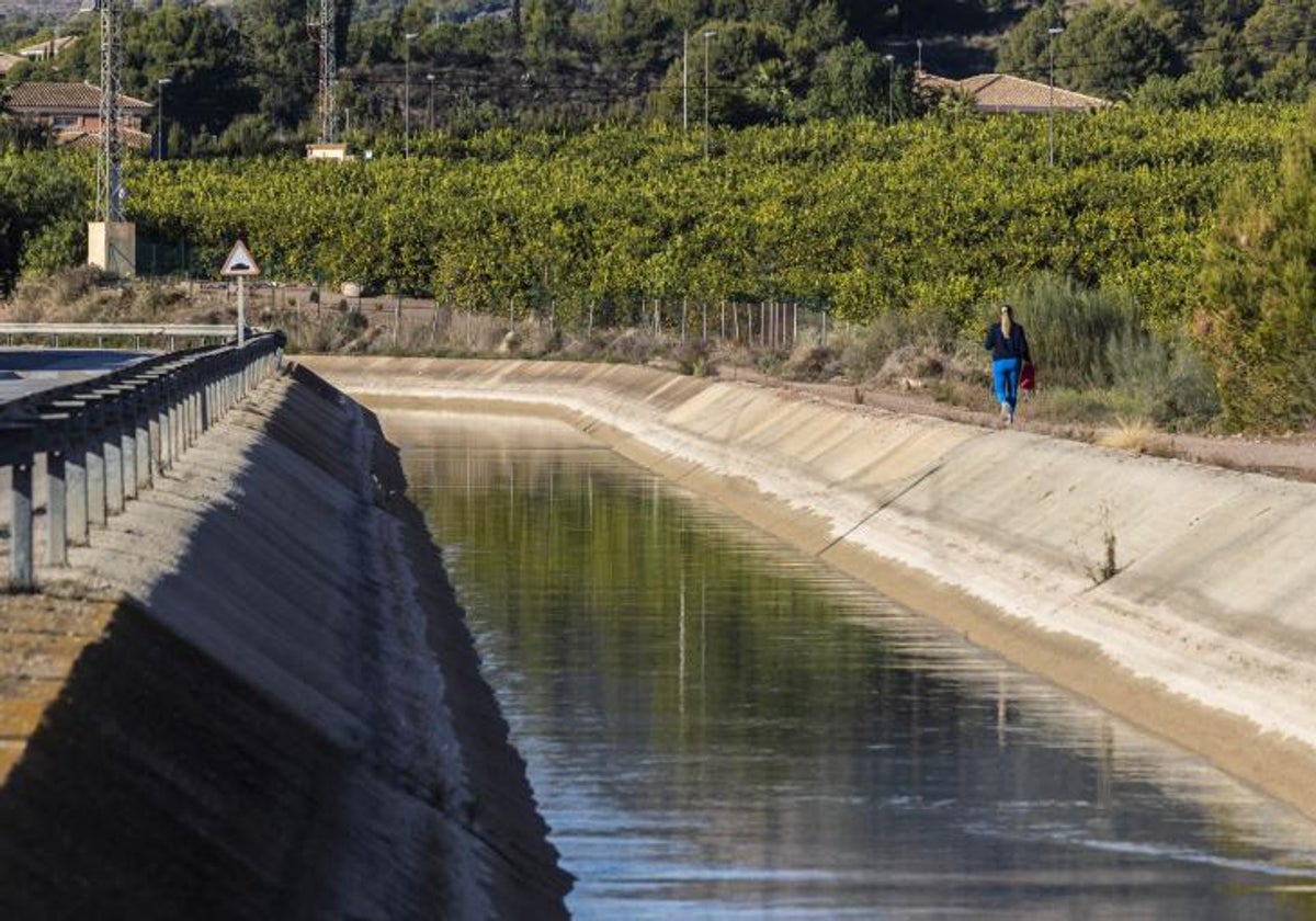 Agua en circulación por las conducciones del trasvase Tajo-Segura