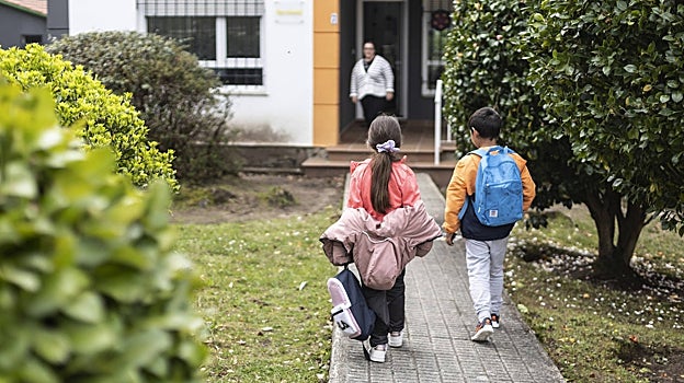 Dos hermanos, llegando a la casa en la que viven, en Redondela