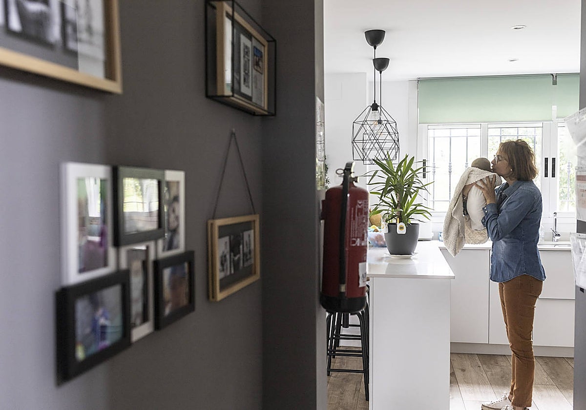 Sandra, con el bebé Alejandro, en la cocina de la casa de acogida