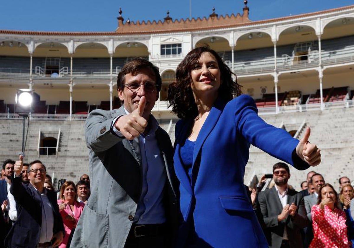 La presidenta Díaz Ayuso y el alcalde Martínez-Almeida, junto a otros candidatos a municipios madrileños, en la plaza de toros de Las Ventas