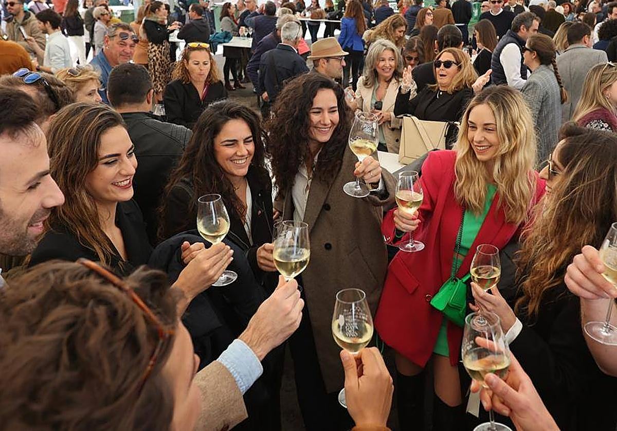 Un grupo disfrutando de la Cata de Vino Montilla-Moriles en una imagen de la pasada edición