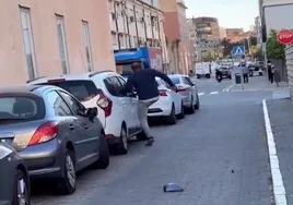 Detenido tras destrozar a patadas retrovisores y lunas de siete vehículos en una calle de Málaga