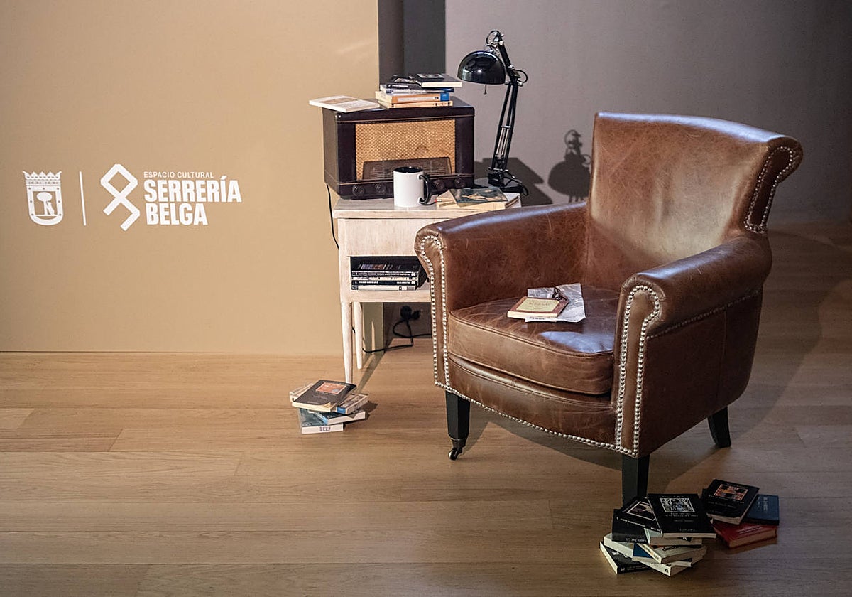 Un sillón lleno de libros, metáfora del contenido de la muestra