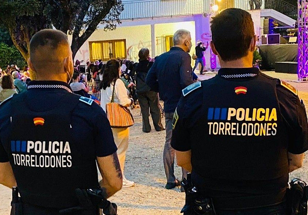 Un binomio de la Policía Local de Torrelodones, en una imagen de archivo