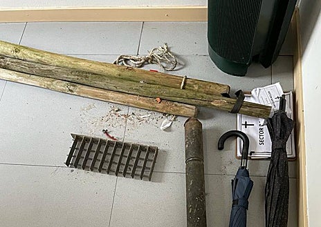 Imagen secundaria 1 - En la imagen, piedras y palos intervenidos tras la protesta, que dejó varios heridos, entre ellos agentes de la Policía Nacional desplazados al lugar