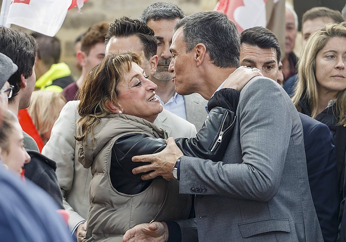 Pedro Sánchez saluda a una simpatizante el pasado miércoles, durante un mitin del PSOE en Burgos
