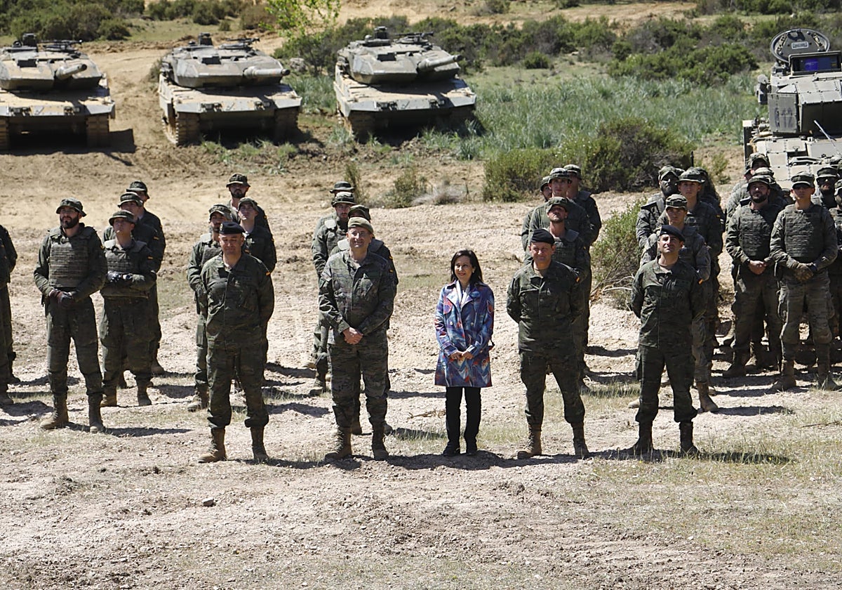 La ministra de Defensa, Margarita Robles, junto a los tanques, este jueves, en Cerro Muriano