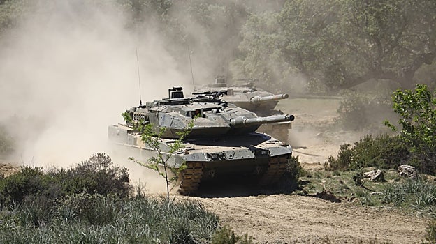Los carros de combate Leopardo, evolución de los Leopard, este jueves en acción en Córdoba