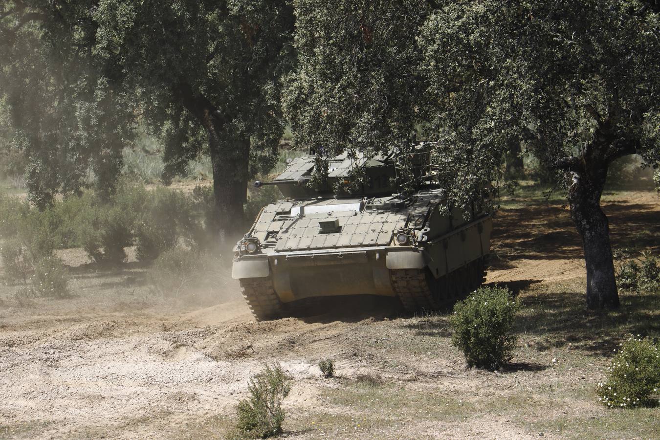 La visita de la ministra de Defensa a la Base de Cerro Muriano en Córdoba, en imágenes
