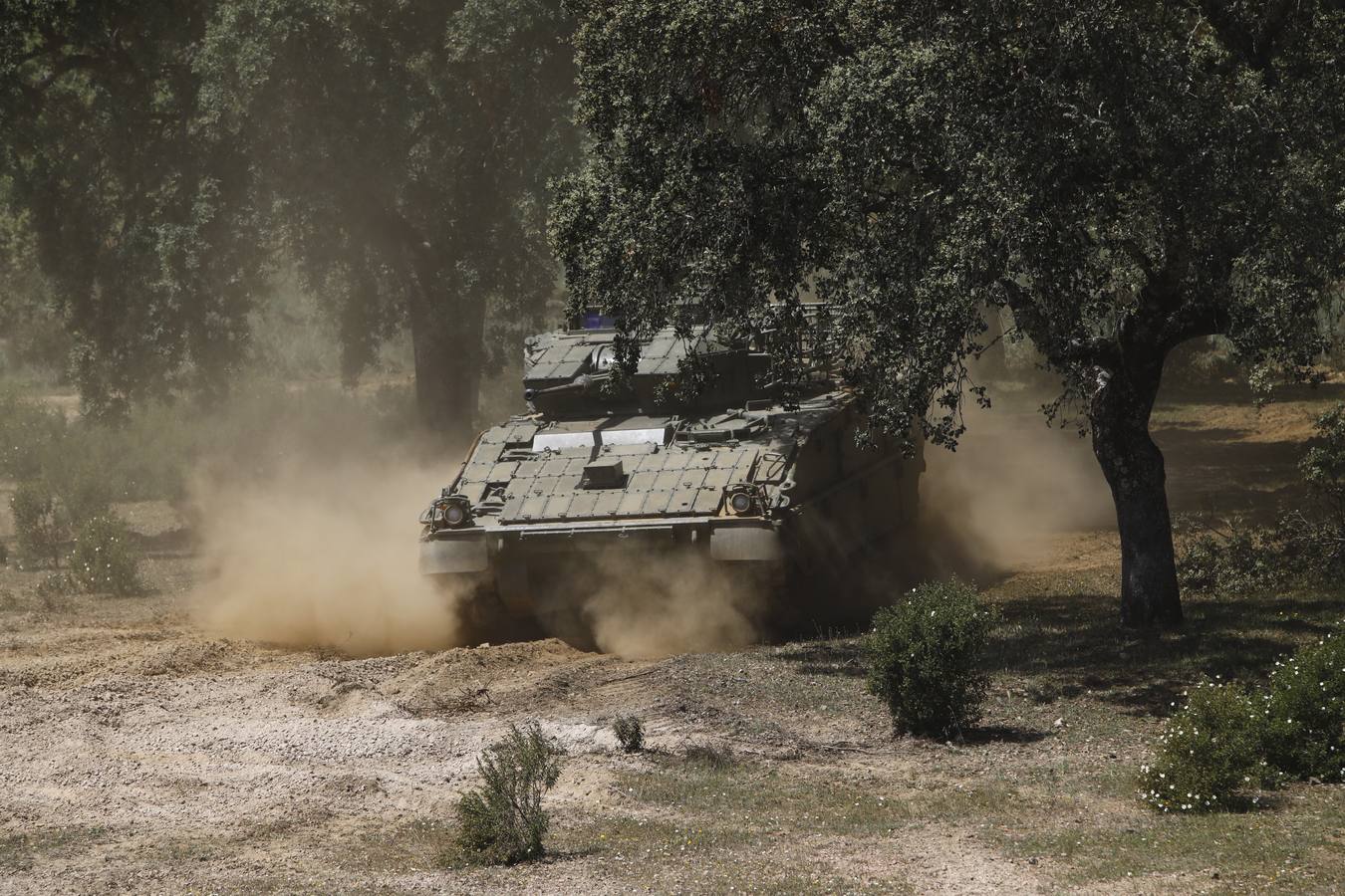 La visita de la ministra de Defensa a la Base de Cerro Muriano en Córdoba, en imágenes