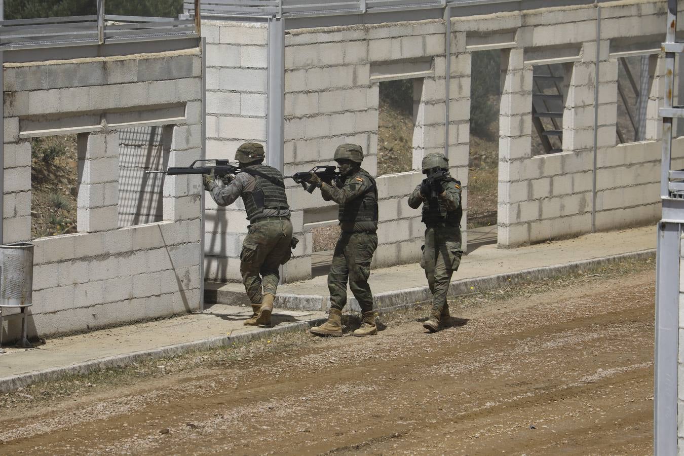 La visita de la ministra de Defensa a la Base de Cerro Muriano en Córdoba, en imágenes