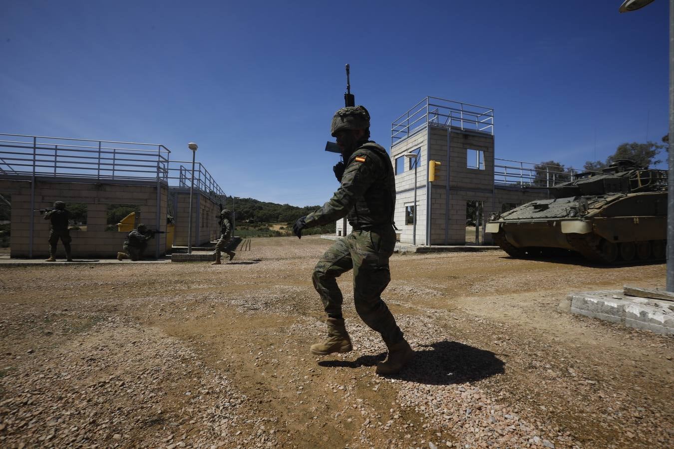 La visita de la ministra de Defensa a la Base de Cerro Muriano en Córdoba, en imágenes