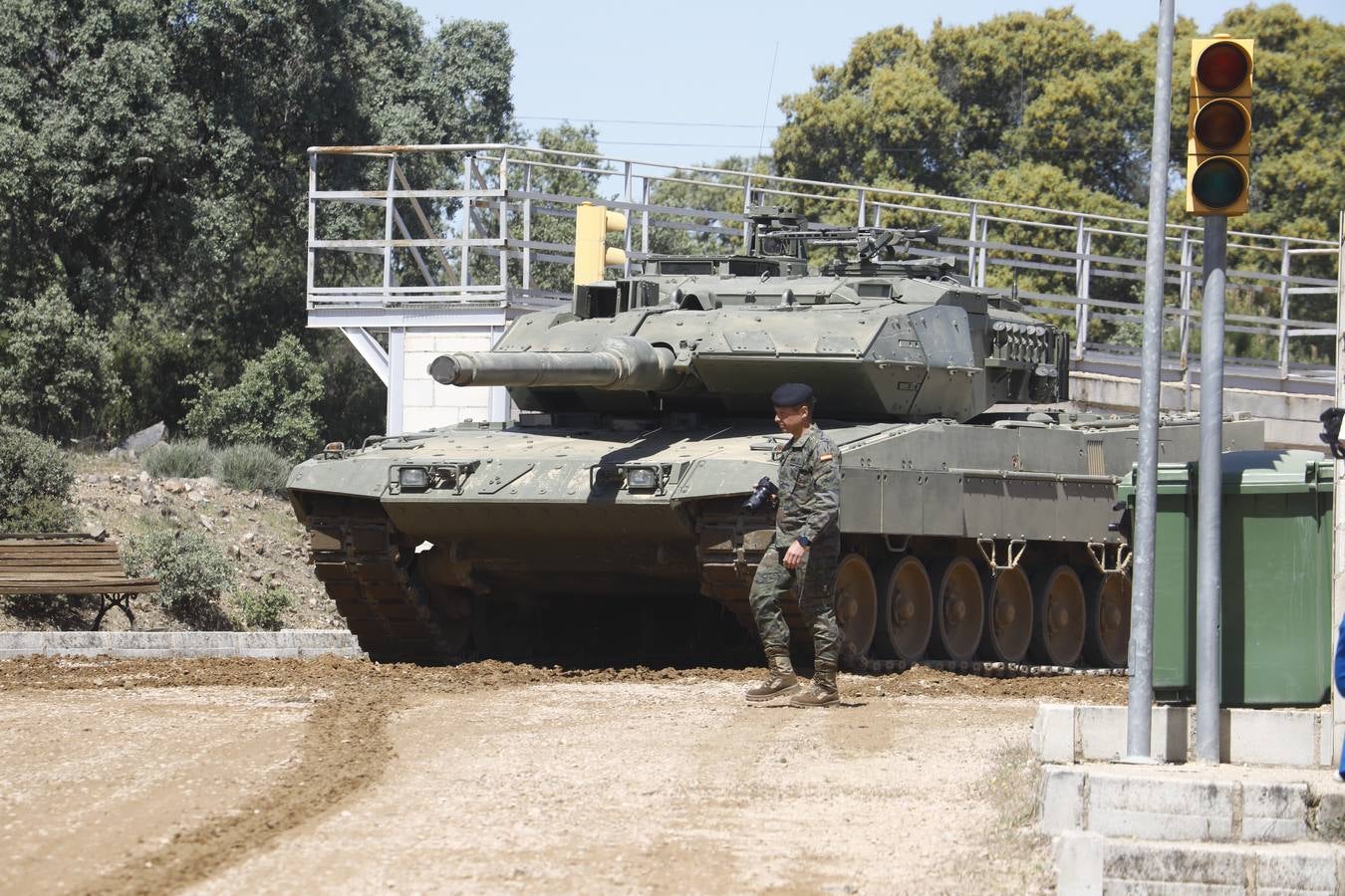 La visita de la ministra de Defensa a la Base de Cerro Muriano en Córdoba, en imágenes