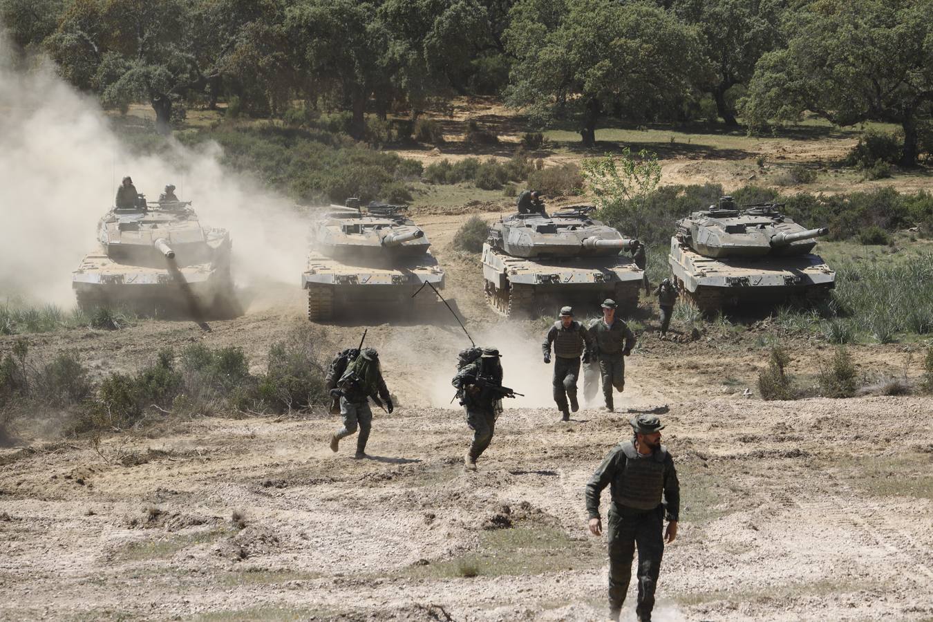 La visita de la ministra de Defensa a la Base de Cerro Muriano en Córdoba, en imágenes