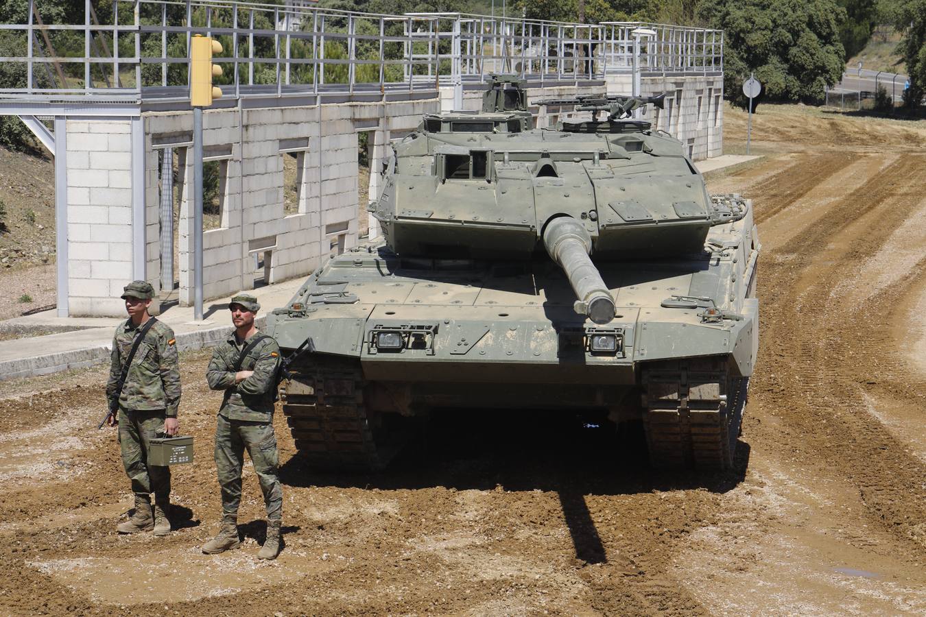 La visita de la ministra de Defensa a la Base de Cerro Muriano en Córdoba, en imágenes