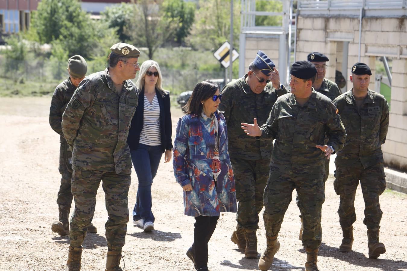 La visita de la ministra de Defensa a la Base de Cerro Muriano en Córdoba, en imágenes