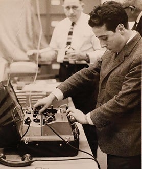 Imagen secundaria 2 - Arriba, una flecha señala a Leopoldo en el Congreso de los Diputados el 23 de febrero de 1981. En otra imagen, transmitiendo telefotos. Y otra instantánea de 1974, entre Isabel Perón y Pilar Franco.