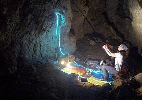 Imagen secundaria 1 - Flamini, con su equipo saliendo de la cueva y abajo, en dos imágenes durante su estancia en la cavidad