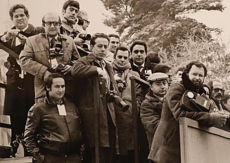 Imagen secundaria 1 - Arriba, con el futbolista Emilio Butragueño y Andoni Zubizarreta. En otra imagen, con un grupo de compañeros de profesión. En otra fotografía, Leopoldo y su hijo Francisco 