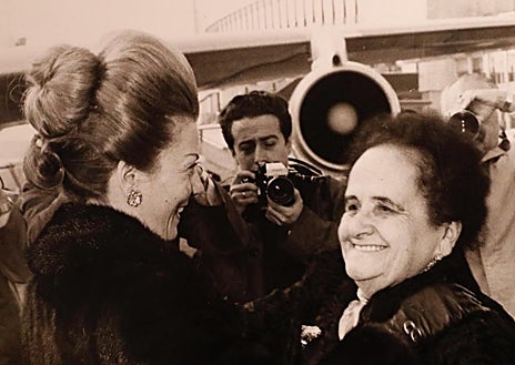 Imagen secundaria 1 - Arriba, una flecha señala a Leopoldo en el Congreso de los Diputados el 23 de febrero de 1981. En otra imagen, transmitiendo telefotos. Y otra instantánea de 1974, entre Isabel Perón y Pilar Franco.