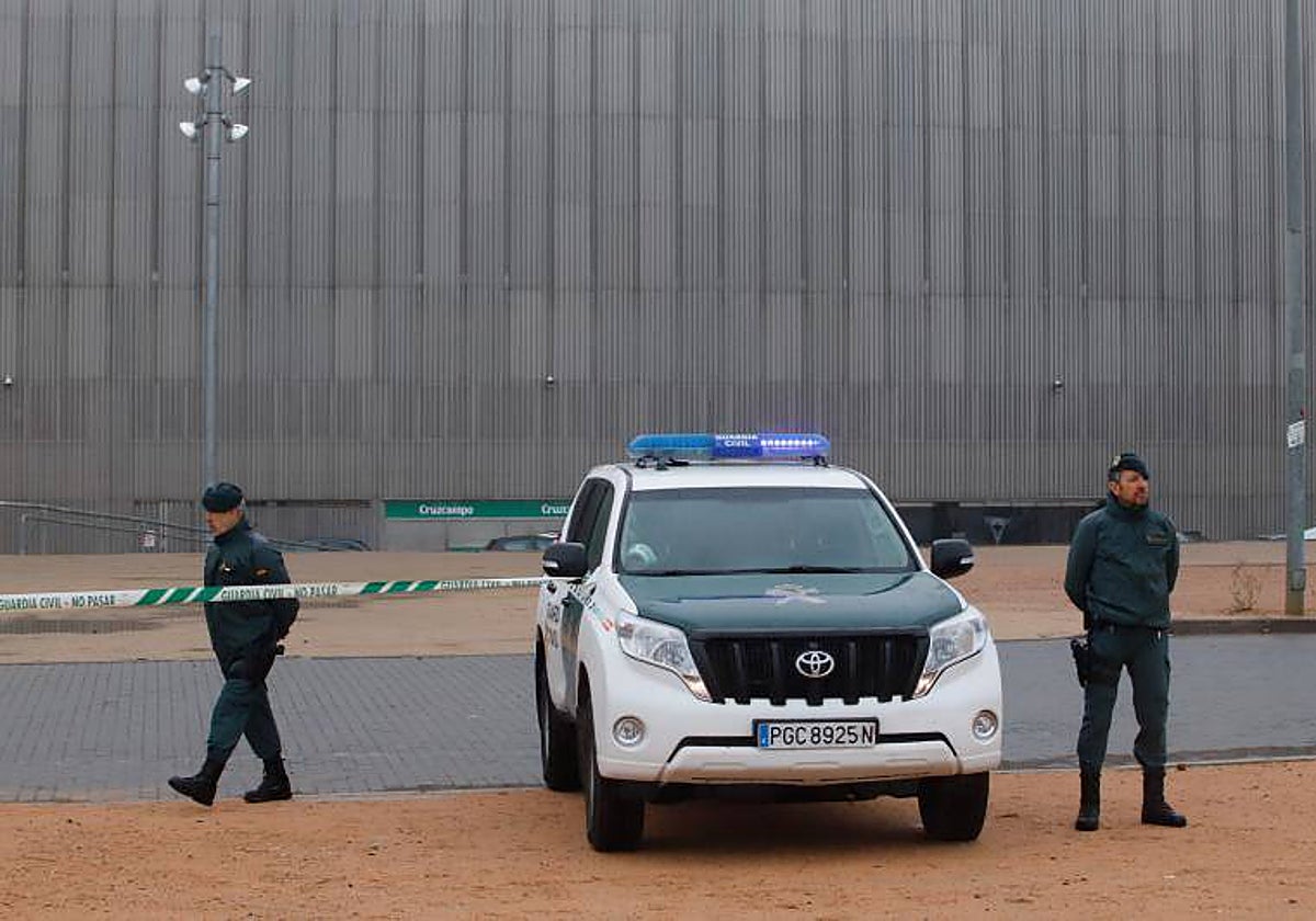 Dos agentes de la Guardia Civil durante el registro en la sede del Córdoba CF en 2019