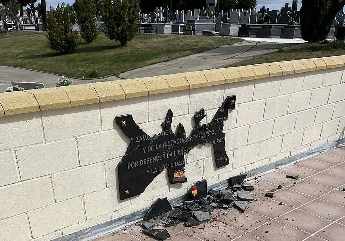 La placa dedicada a los represaliados del franquismo, vandalizada