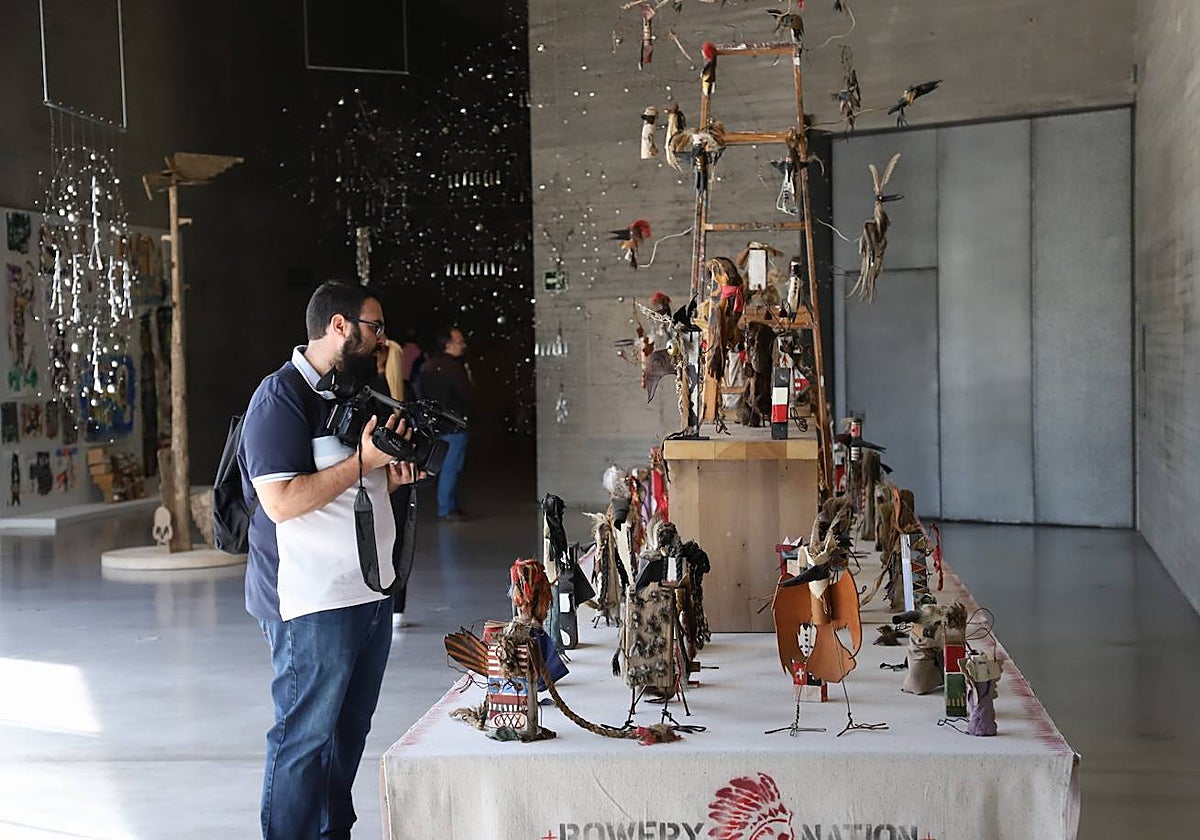 Obras de Brad Kalhammer en la exposición en Córdoba