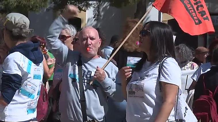 Un centenar de personas protesta en Sitges para reclamar un nuevo modelo de vivienda pública
