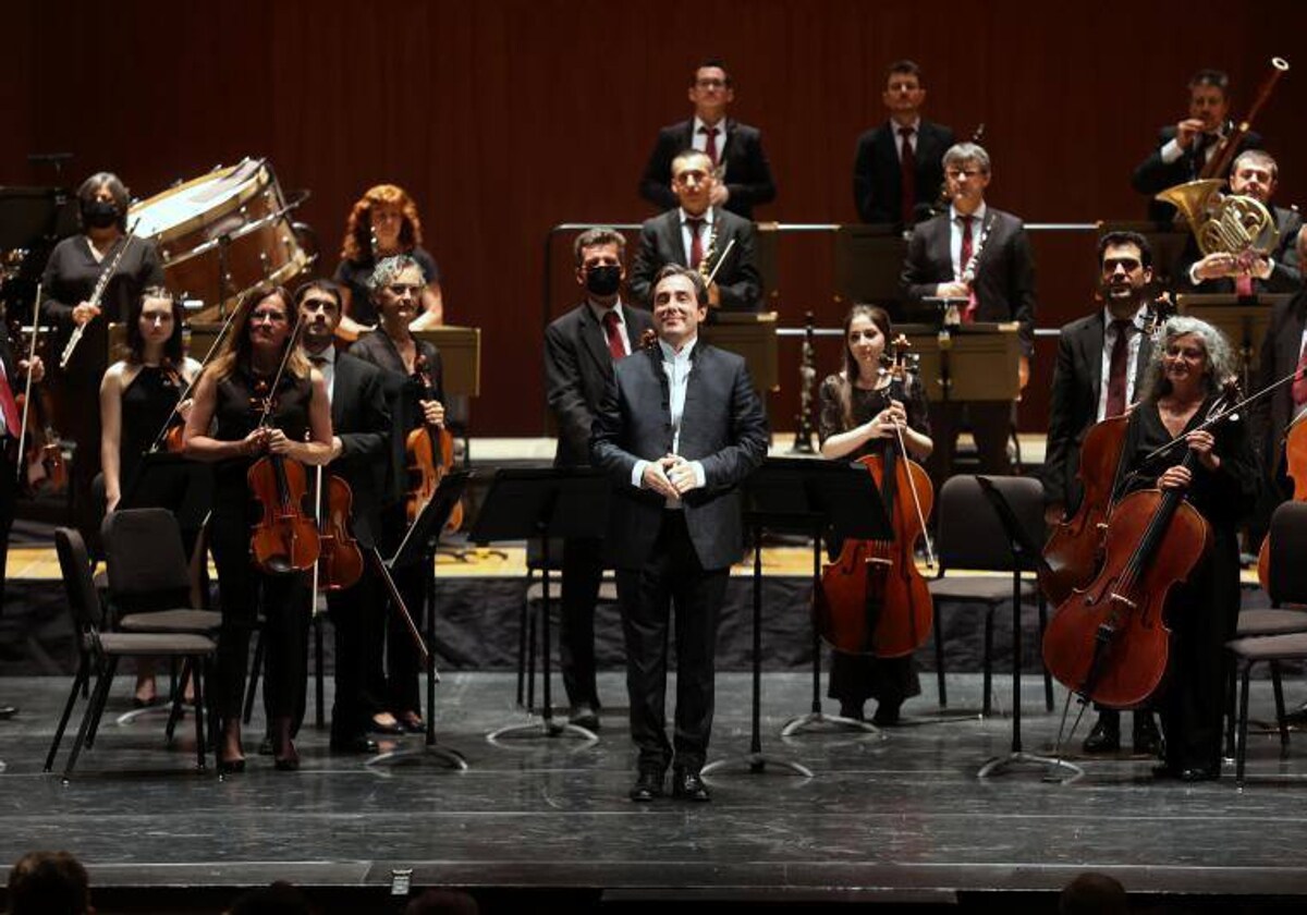 El exdirector de la Orquesta de Córdoba Carlos Domínguez Nieto, en el centro de la imagen