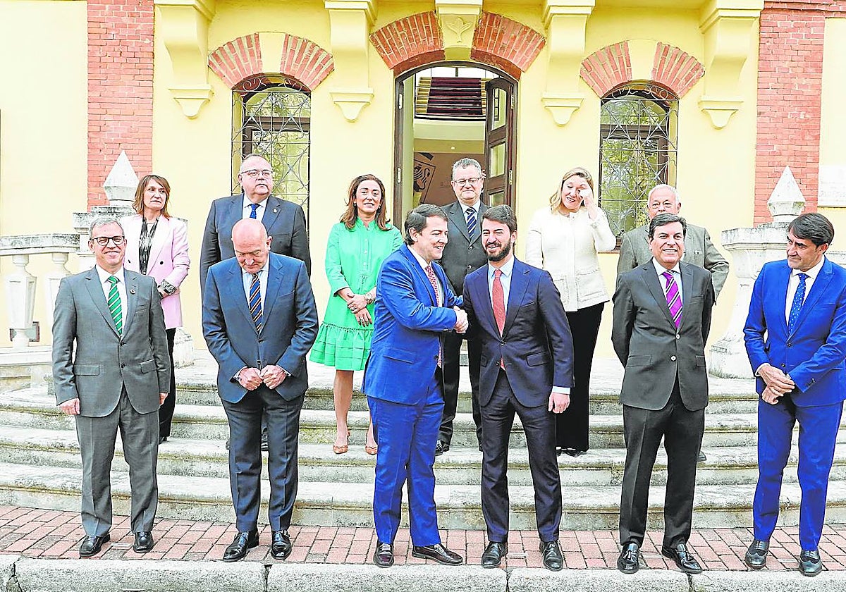 Mañueco y Gallardo (en el centro) con los diez consejeros, en la sede de la Junta