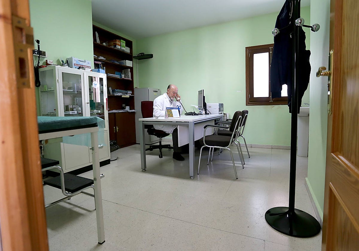 Un médico de Familia en su consulta