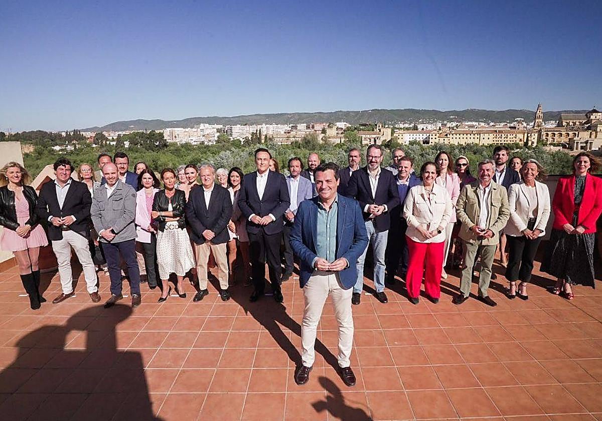 Foto de familia del alcalde, José María Bellido, con los miembros de su lista