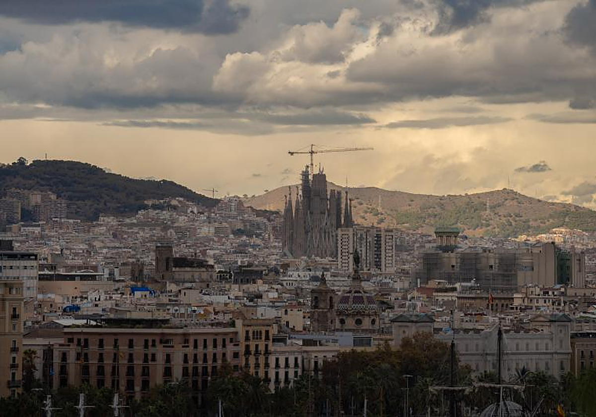 Vista general panorámica de la ciudad de Barcelona, con la Sagrada Familia en el centro, en una imagen tomada en noviembre de 2022