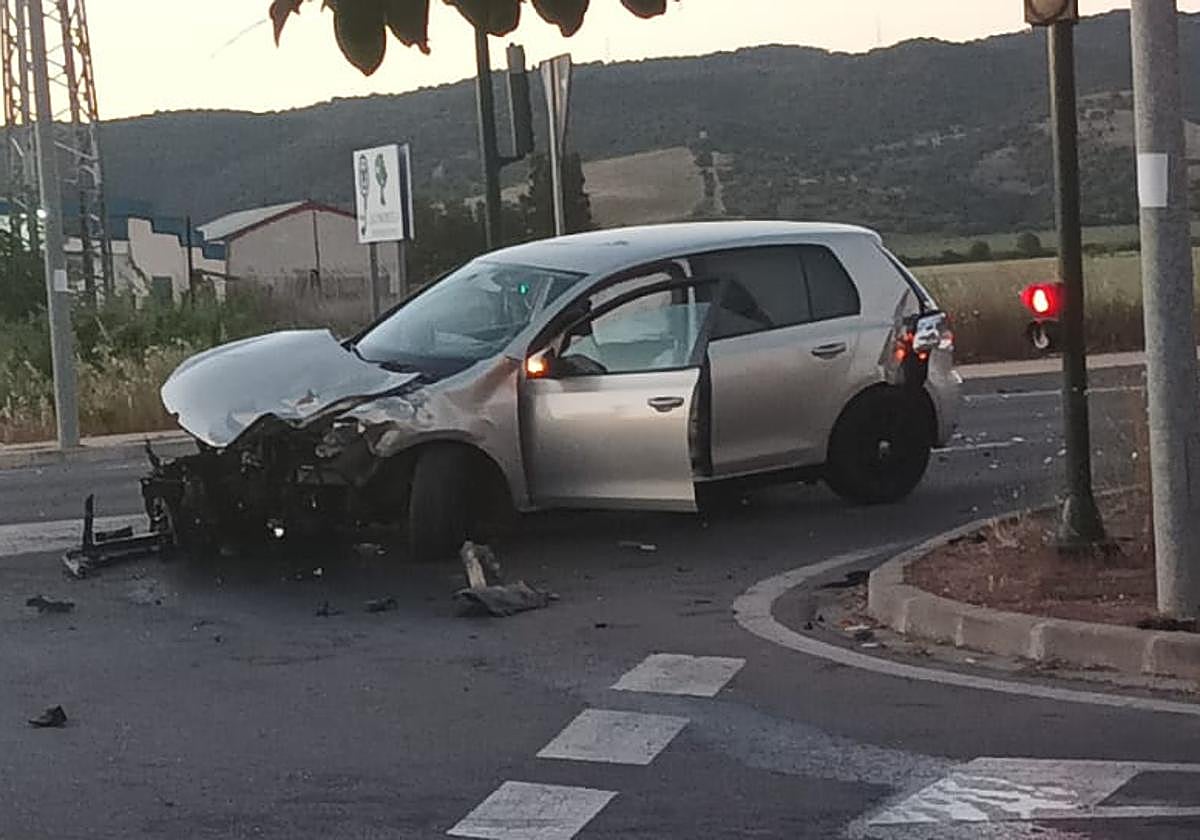 Estado del coche que chocó con una ambulancia en la A-431 en Villarrubia