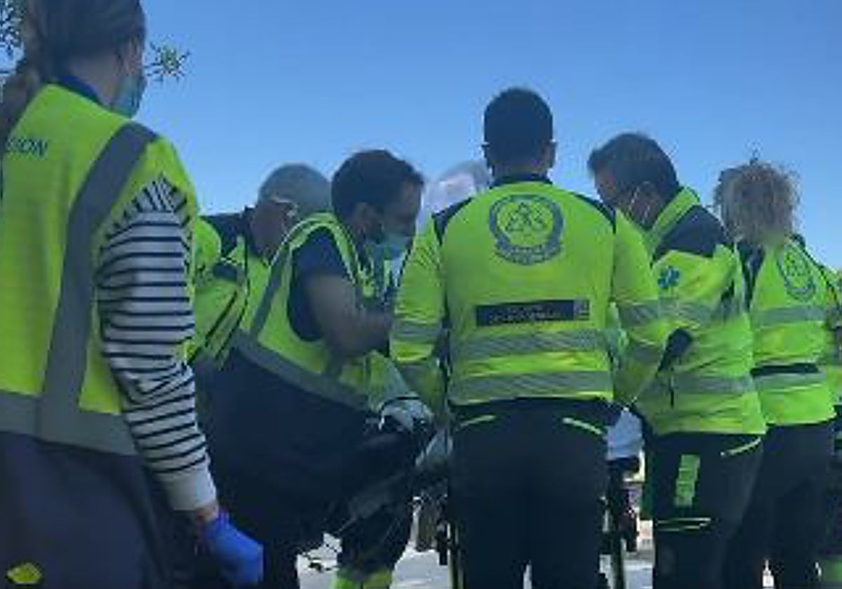 Los sanitarios atienden de urgencia al herido tras el apuñalamiento
