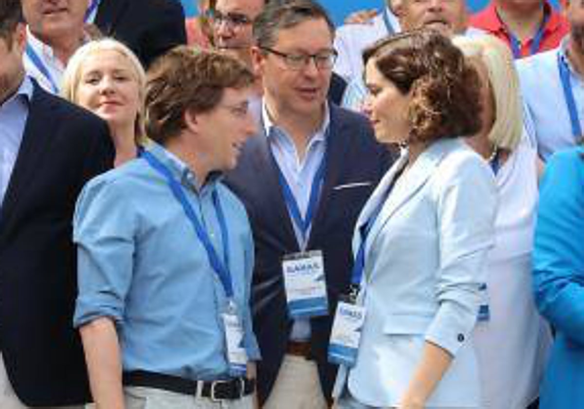 Díaz Ayuso y Martínez-Almeida, con Alfonso Serrano (número 2 en la lista e la Asamblea de Madrid) entre ellos