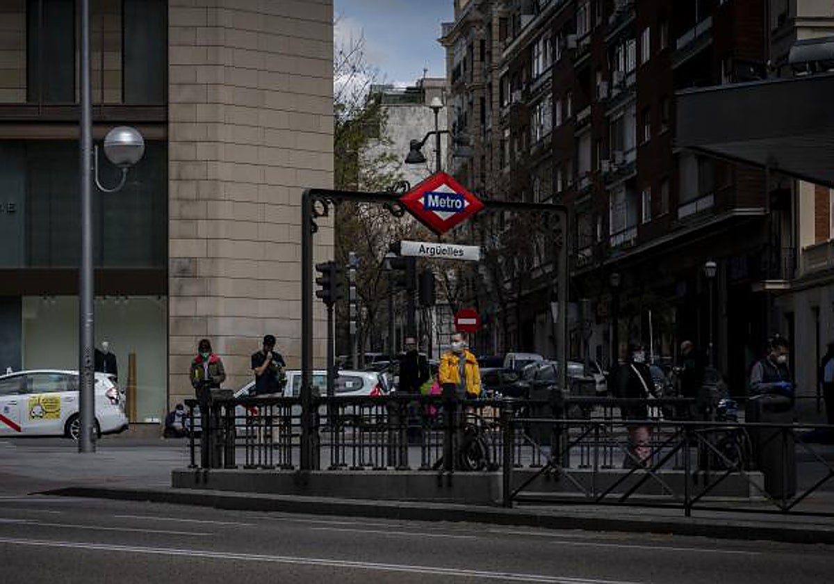 Vista de la calle Princesa, a la altura del metro de Argüelles