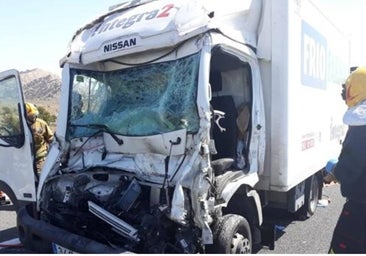 Dos muertos y cinco heridos tras el choque entre un camión y dos coches en la A-4 en Camuñas