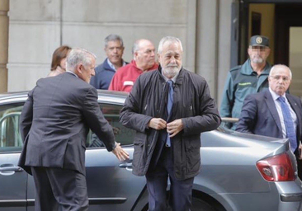 El ex presidente andaluz José Antonio Griñán a las puertas de la Audiencia de Sevilla