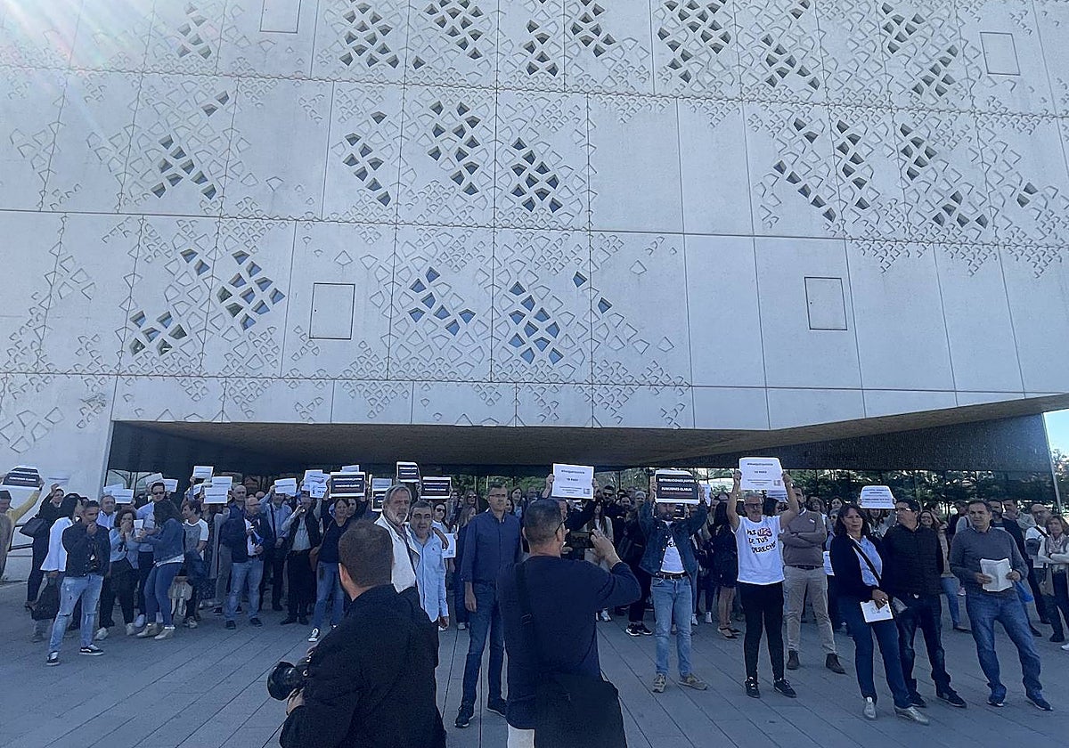 Concentración de funcionarios a las puertas de la Ciudad de la Justicia este lunes en Córdoba